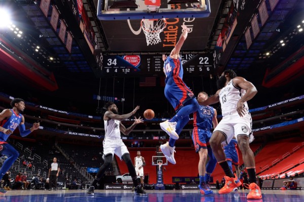 Pistons propinan a Nets tercera derrota en fila