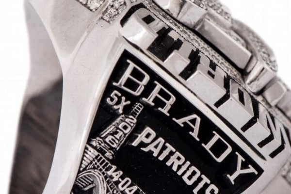 Anillo réplica de Brady del Super Bowl 51, subastado a precio récord