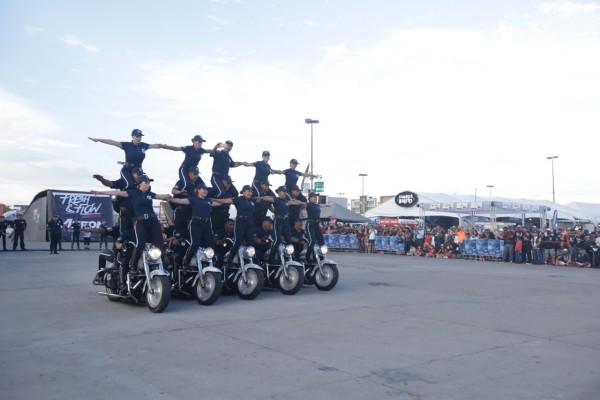 Escuadrón Acrobático tiene gran presentación en la Plaza de la Moto