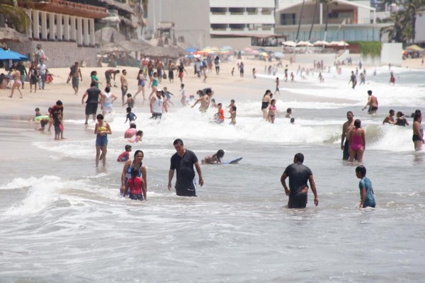 Acuden centenares de personas a playas de Mazatlán en último día de vacaciones de verano