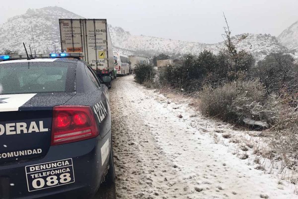Cierran carretera por nevada en Sonora