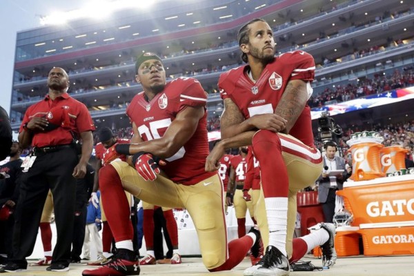 La NFL aprueba política de himnos que obliga a jugadores a estar de pie