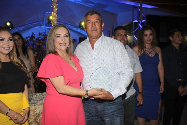 Exiquio Almeida Espinoza recibe distinción por sus 34 años de labor docente.