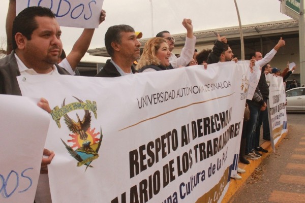 Ante retraso de pago, se manifiestan en Los Mochis los trabajadores de la UAS
