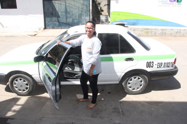 Día Internacional de la Mujer: Lizbeth, la primera taxista de Rosario