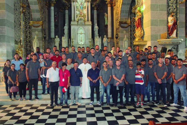 El Padre Daniel Arellano entre jugadores, cuerpo técnico y directivos de Venados de Mazatlán, quienes pidieron por una buena temporada en la Liga Mexicana del Pacífico.