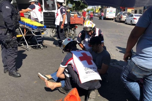 Sale lesionado motociclista en choque contra un automóvil en Mazatlán
