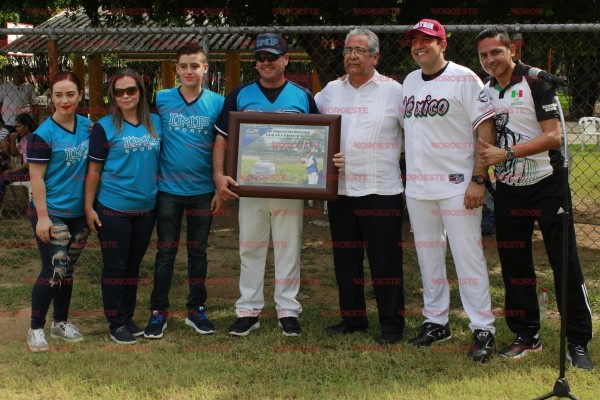 Roberto Valdez con su familia.