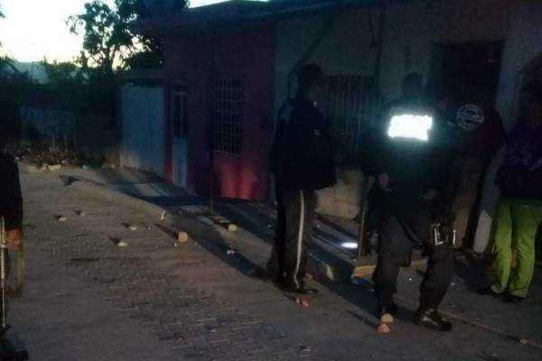 Vecinos vandalizan la casa donde fue hallado el menor sin vida, en Escuinapa