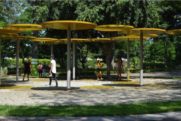 El espacio fusionan la naturaleza con piezas de arte contemporáneo de reconocidos artistas.