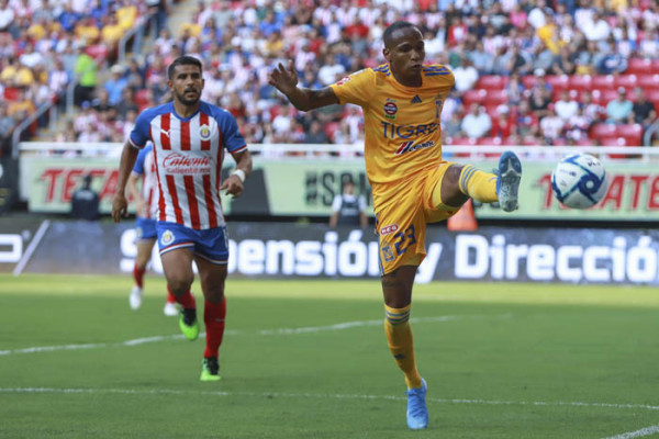 Chivas logra gran triunfo al derrotar a Tigres 2-0