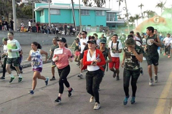 El Gobernador Quirino Ordaz Coppel llegó si avisar a la carrera.