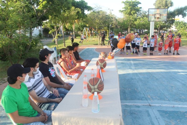 La Academia de Baloncesto Tiburones de Mazatlán entrega reconocimientos a basquetbolistas que han surgido de sus filas