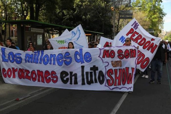 Sicilia, los LeBarón, cientos de personas y colectivos llegan a Palacio; ‘no están solos’, dicen