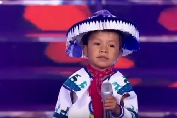 El niño Yuawi prepara disco