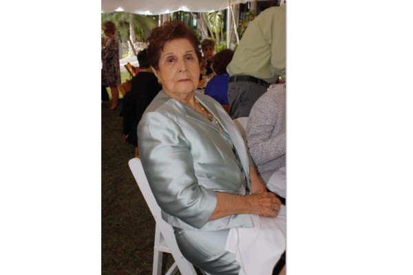Yolanda de Crisantes recibe cariño en sus 90 años