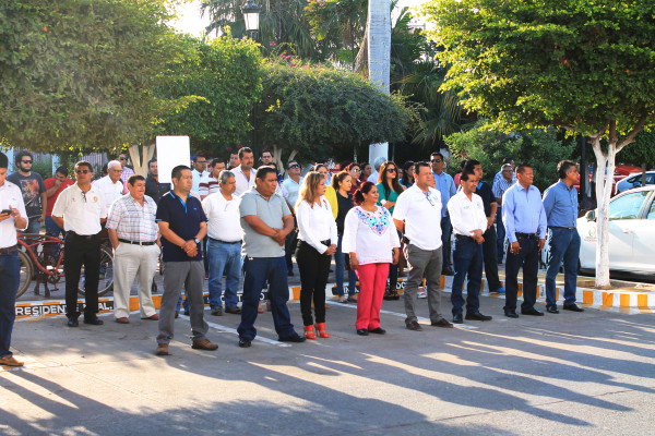 El Alcalde pidió un minuto de silencio en el acto cívico por los tres profesores.
