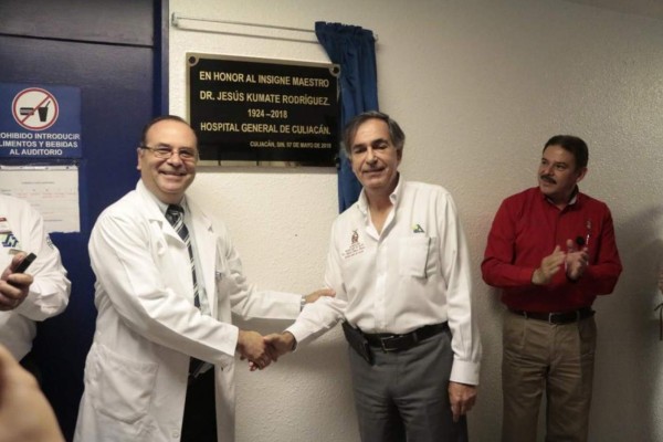 Develan placa en memoria de Jesús Kumate en Hospital General de Culiacán
