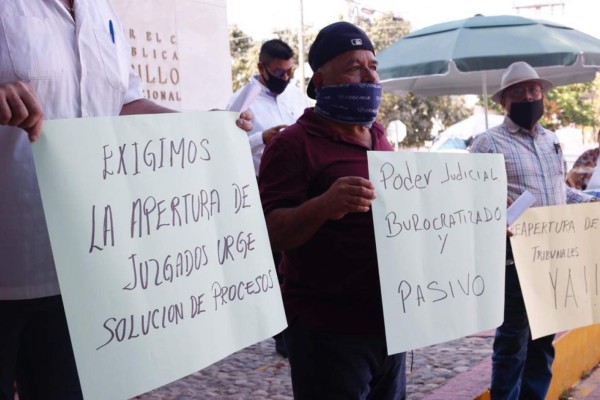 Exigen abogados de Mazatlán abrir tribunales
