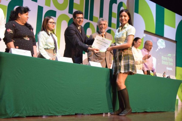 Otorgan distinción a 25 alumnos destacados del Cobaes en Culiacán