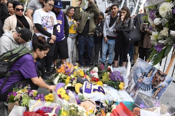 Fans de Kobe Bryant conmemoran con ofrendas al fallecido deportista en una tumba equivocada