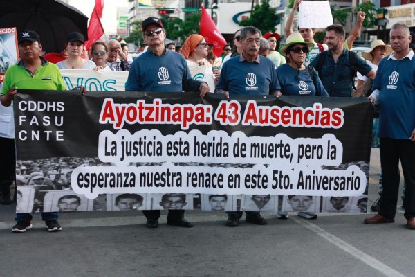 Marchan en Culiacán por los 43 de Ayotzinapa y para cobijar a madres de desaparecidos sinaloenses
