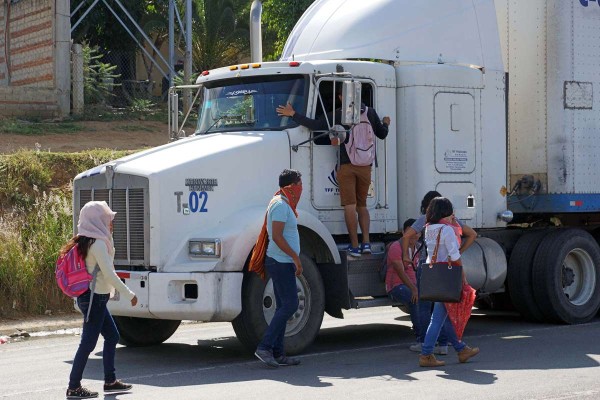 Realizan normalistas bloqueo carretero en Oaxaca
