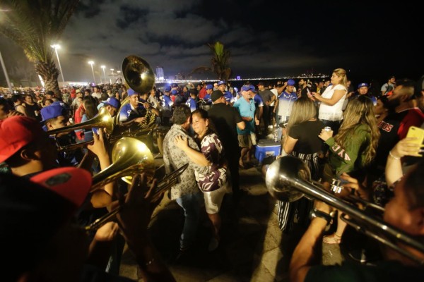 Turistas abarrotan el malecón en la segunda noche del Mazatlán Fest 2019