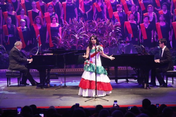Le cantan a México en recital en el Ángela Peralta