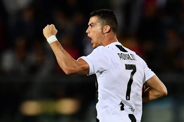 Cristiano Ronaldo marca par de goles por la Juventus.