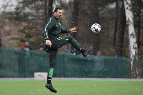 Ibrahimovic sale cojeando del entrenamiento del Milan y se teme larga baja