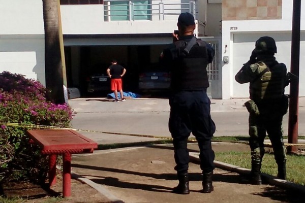 Asesinan a balazos a un hombre en la cochera de su casa, en Culiacán