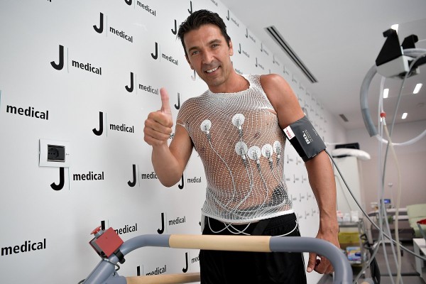 Gianluigi Buffon pasa con éxito los exámenes médicos.