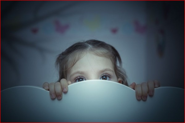 ¿A tu hijo le cuesta ver en las noches?