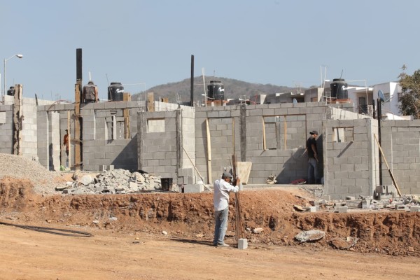 Avanza en Mazatlán construcción de las primeras casas para desplazados por la violencia en la región