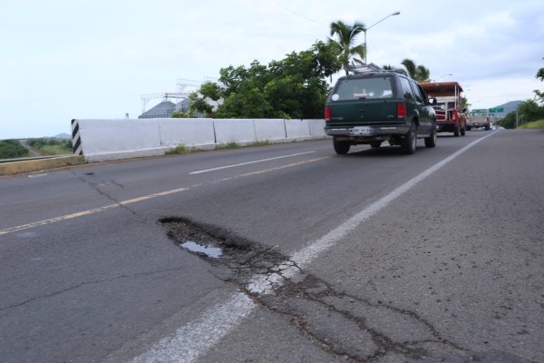 También la Carretera Internacional al norte, en Mazatlán, está dañada