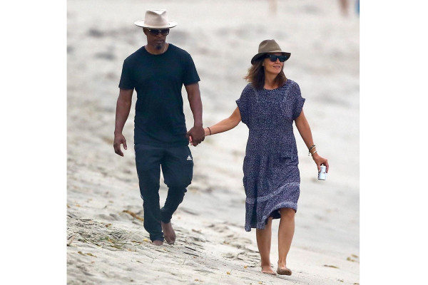 Pasean Katie Holmes y Jamie Foxx pasean su amor en la playa