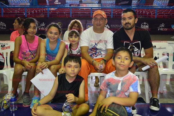 Los asistentes festejaron su día en convivencia con la organización Náuticos de Mazatlán.