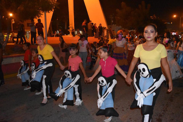Las niñas del grupo de la compañía de Teatro Musical, presente en el desfile.