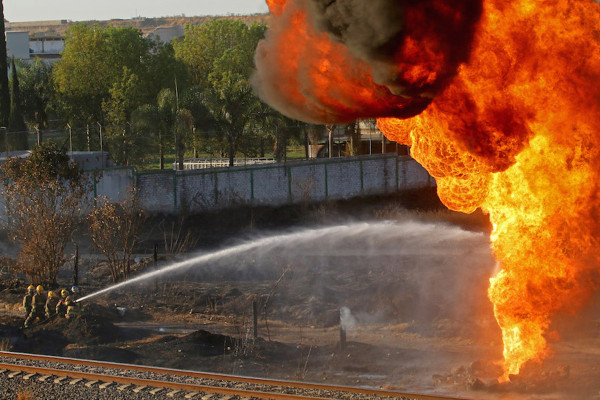 Mueren cuatro personas por explosión de ducto en Veracruz