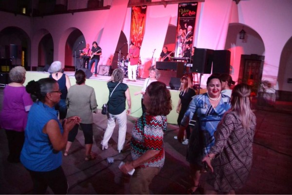 El público baila a ritmo de la música de los 70 al estilo de La Banda del Callejón.