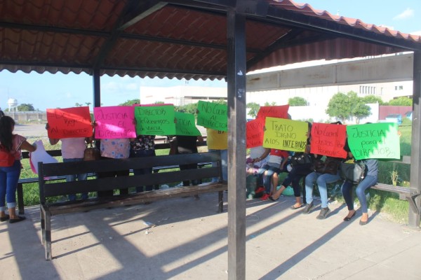 Familiares de internos del penal de Culiacán exigen la reinstalación del director
