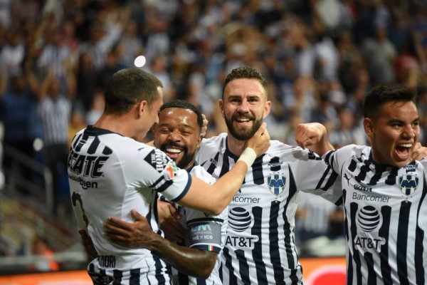 Los Rayados felicitan a Dorlan Pabón por su gol.