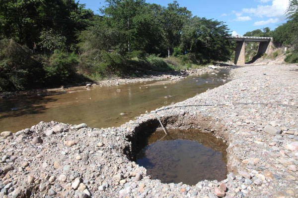 ‘Olvida’ el Ayuntamiento llevar agua a Chupaderos