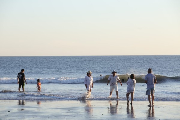 Disfrutan centenares de personas de las playas de Mazatlán