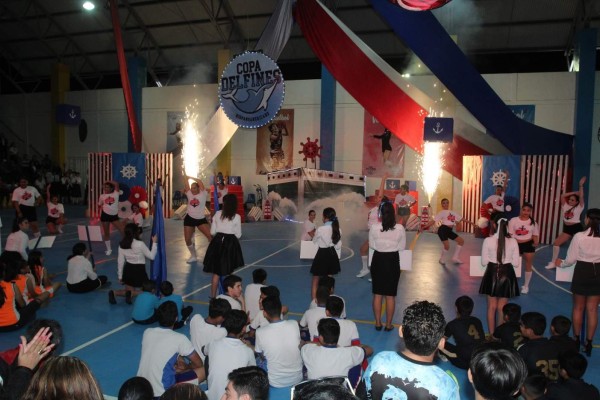 El grupo de danza jazz del Instituto Hispanoamericano irradió su energía en la ceremonia inaugural.
