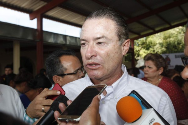 El Gobernador se comprometió a terminar la vialidad de Estación Dimas-Barras de Piaxtla ante los pobladores.