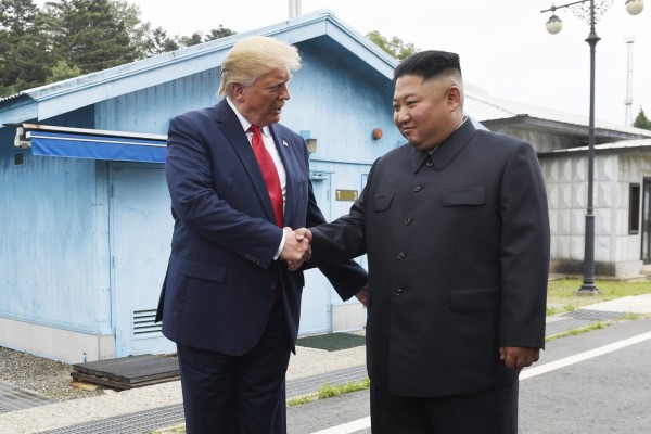 Trump pisa suelo norcoreano para saludar a Kim Jong-un