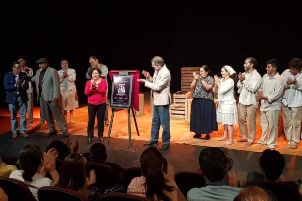 Alma Rosa Castillo y Alberto Lomnitz, durante la develación de la placa que honra al Tatuas, en la Ciudad de México.