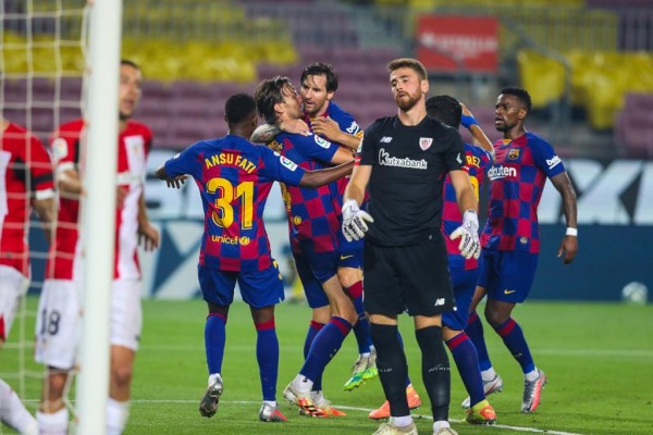 Iván Rakitic es felicitado por sus compañeros tras el gol que les significó el triunfo al Barcelona. (Twitter @FCBarcelona)